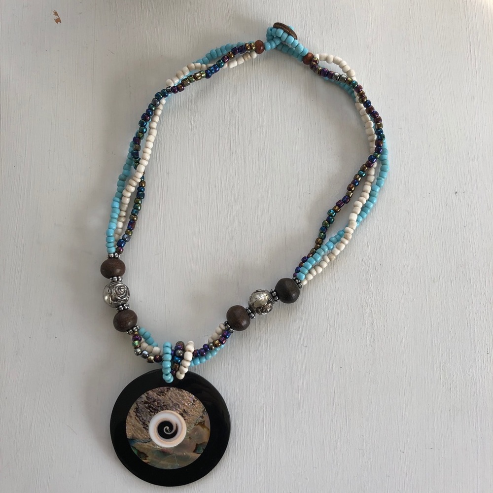 NWOT 🎉 Beaded Shell Pendant Necklace
